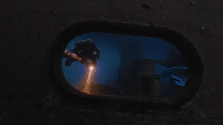 Garmin Descent Mk3, looping: a diver inside a shipwreck seen through a porthole